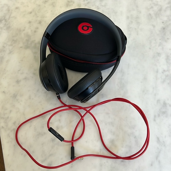 Beats Solo by Dre in black with case - Picture 1 of 6